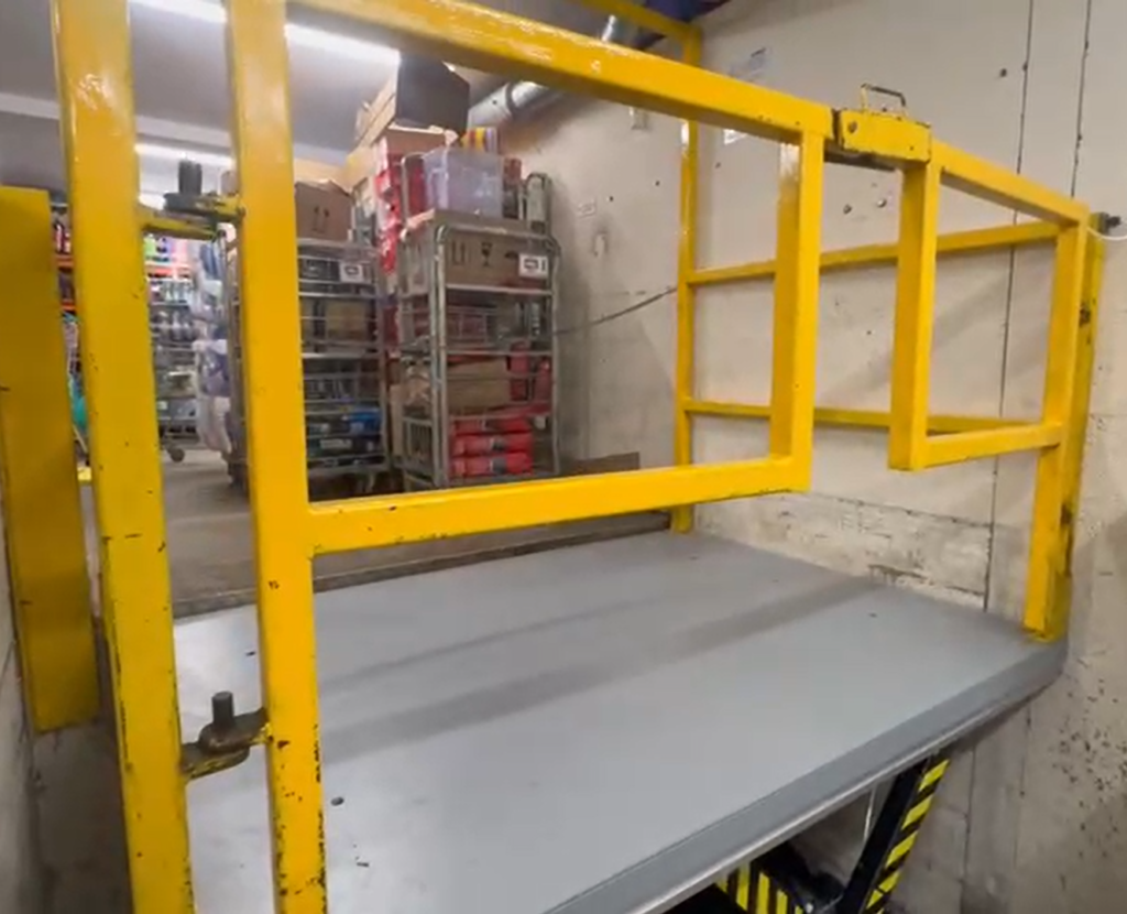 Scissor lift in renowned shopping centre